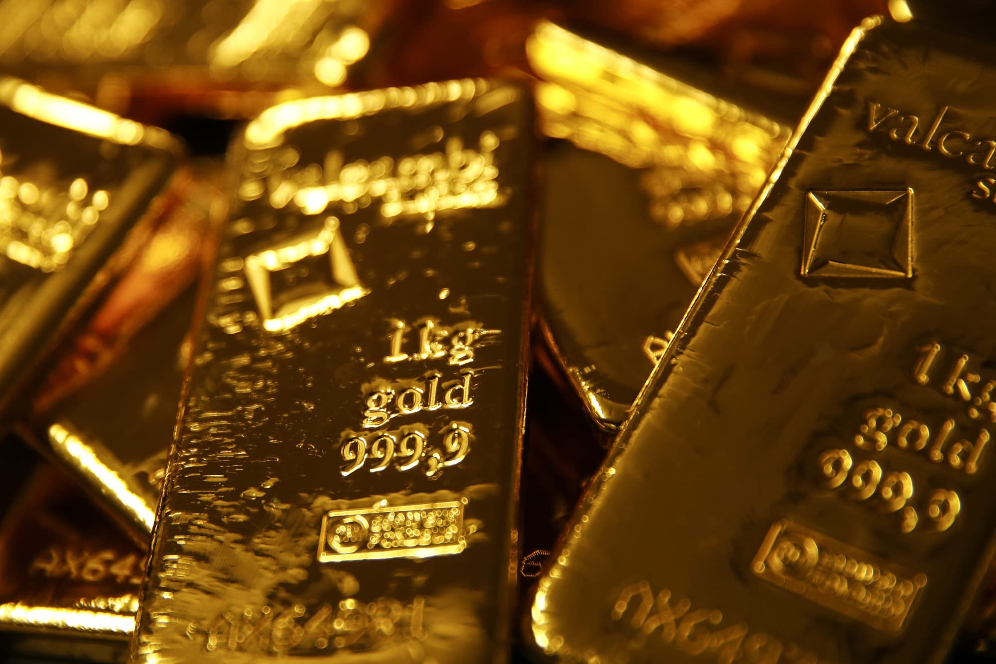 Physical Gold Trading and Bullion Dealers: Understanding the Market